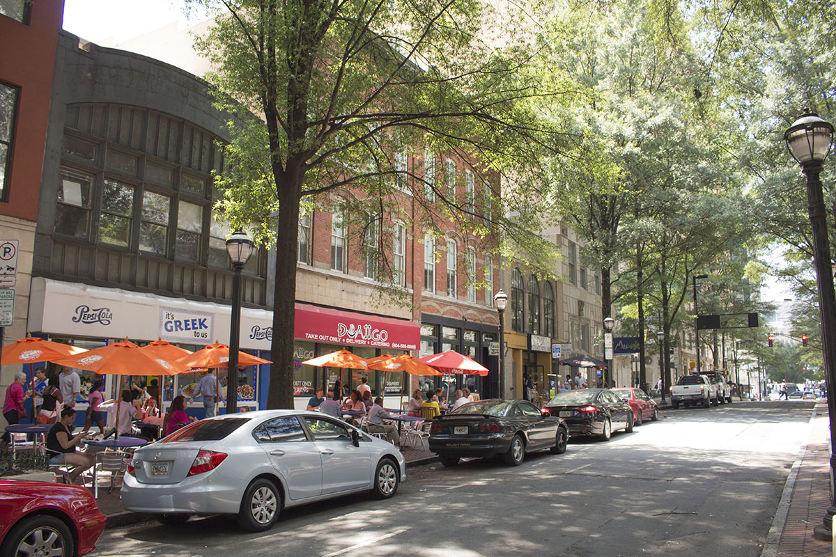 Broad Street, Fairlie-Poplar, Downtown Atlanta. Human scale cityscapes, narrow streets, on-street parking, and lively pedestrian activity. Photo by author.